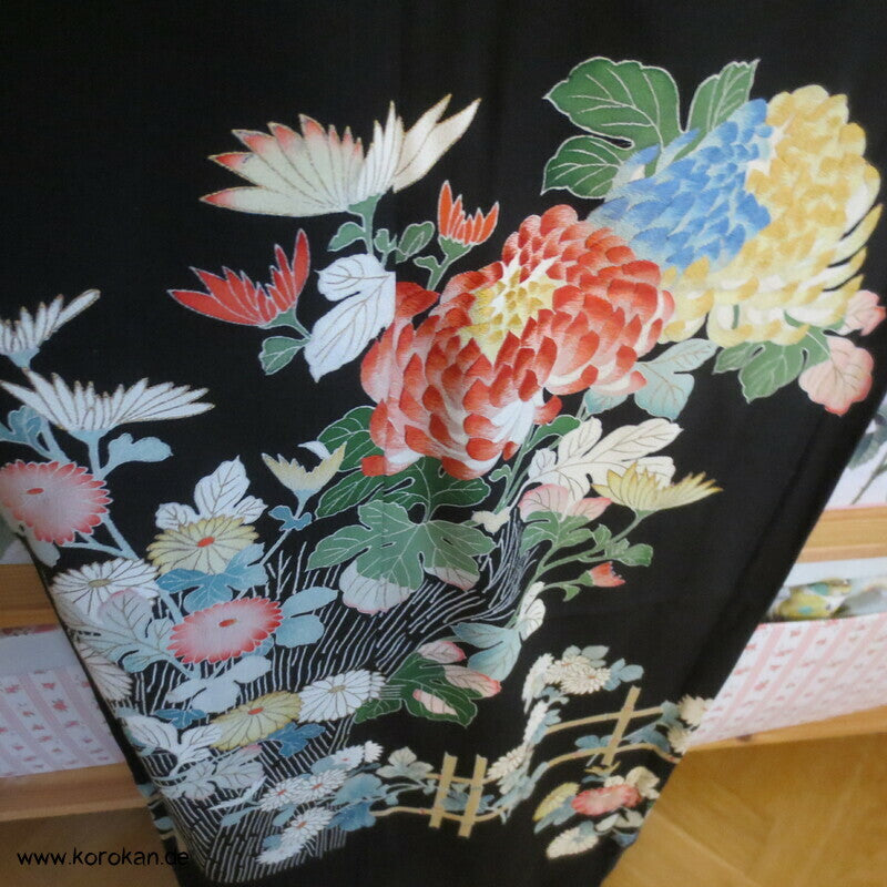 Tomesode, bestickte Chrysanthemenblüten Seiden Karieba