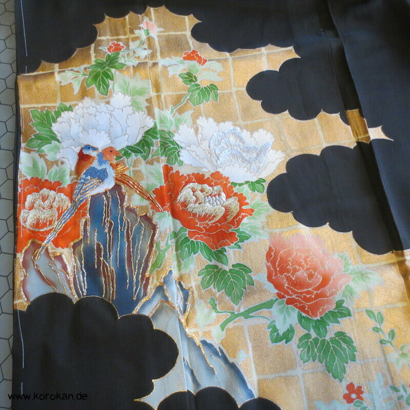 Tomesode Kimono, gestickte Papageien und Blüten Seidencrepe Karieba