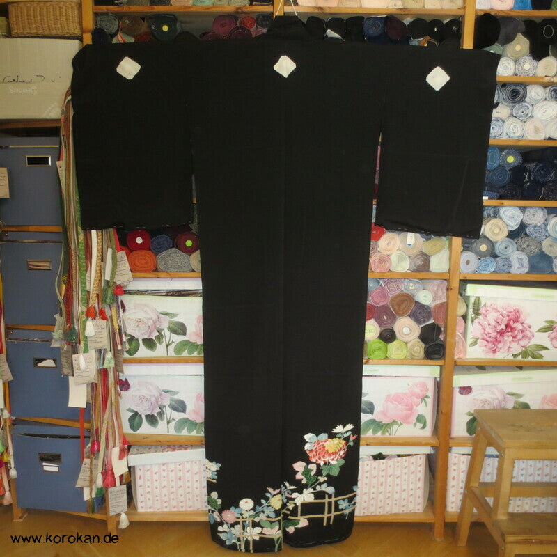 Tomesode, bestickte Chrysanthemenblüten Seiden Karieba