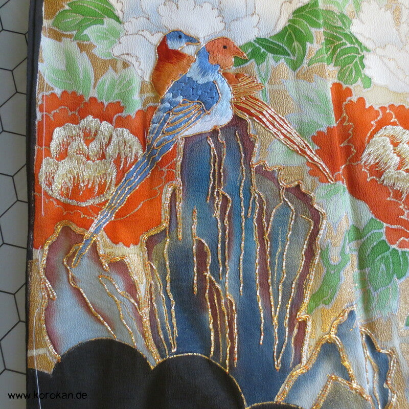 Tomesode Kimono, gestickte Papageien und Blüten Seidencrepe Karieba