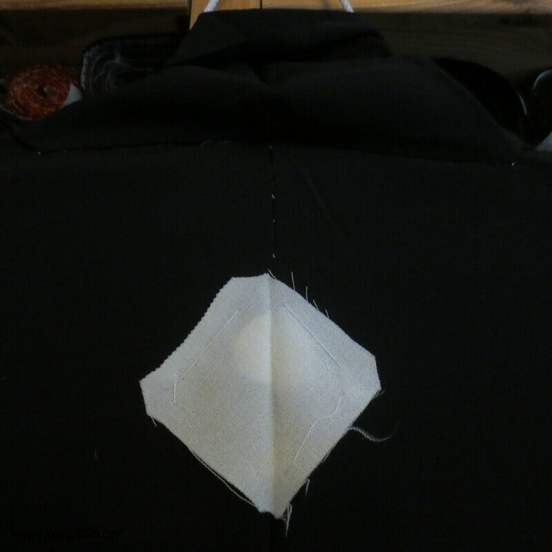 Tomesode, bestickte Chrysanthemenblüten Seiden Karieba