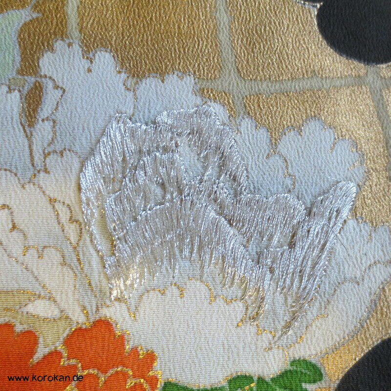 Tomesode Kimono, gestickte Papageien und Blüten Seidencrepe Karieba