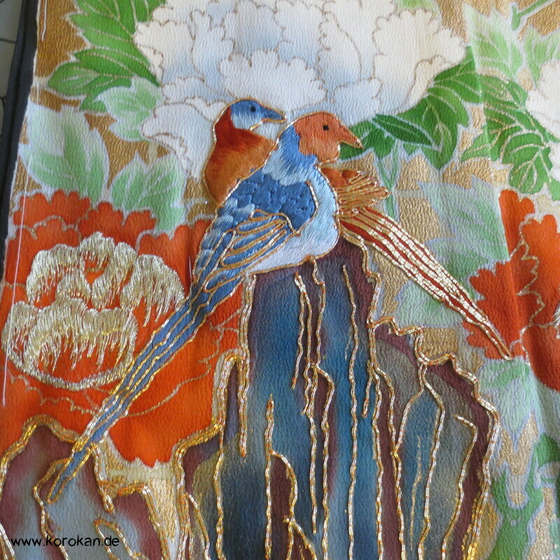 Tomesode Kimono, gestickte Papageien und Blüten Seidencrepe Karieba