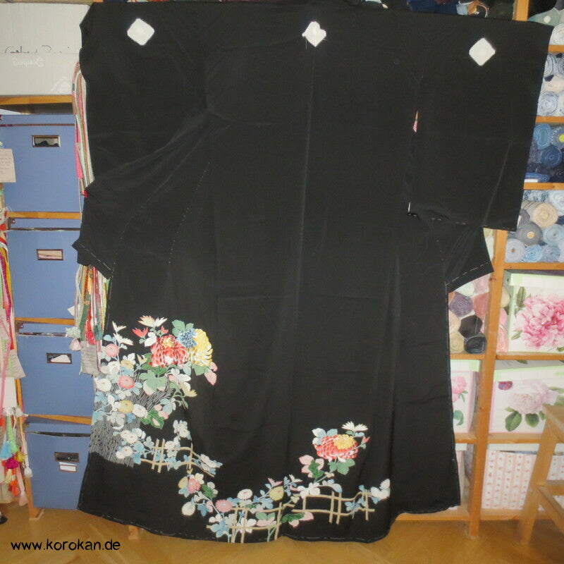 Tomesode, bestickte Chrysanthemenblüten Seiden Karieba