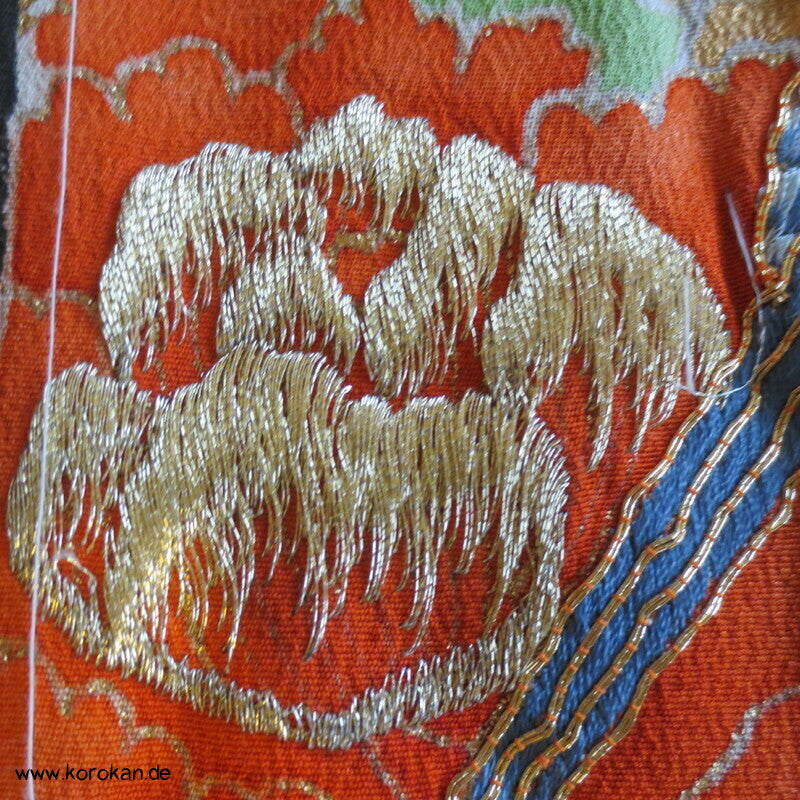 Tomesode Kimono, gestickte Papageien und Blüten Seidencrepe Karieba