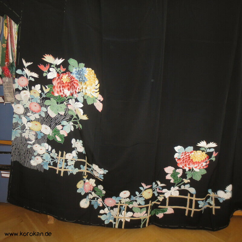 Tomesode, bestickte Chrysanthemenblüten Seiden Karieba