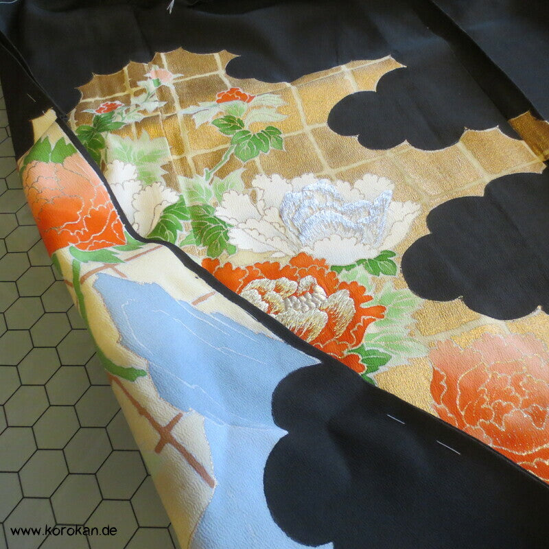Tomesode Kimono, gestickte Papageien und Blüten Seidencrepe Karieba