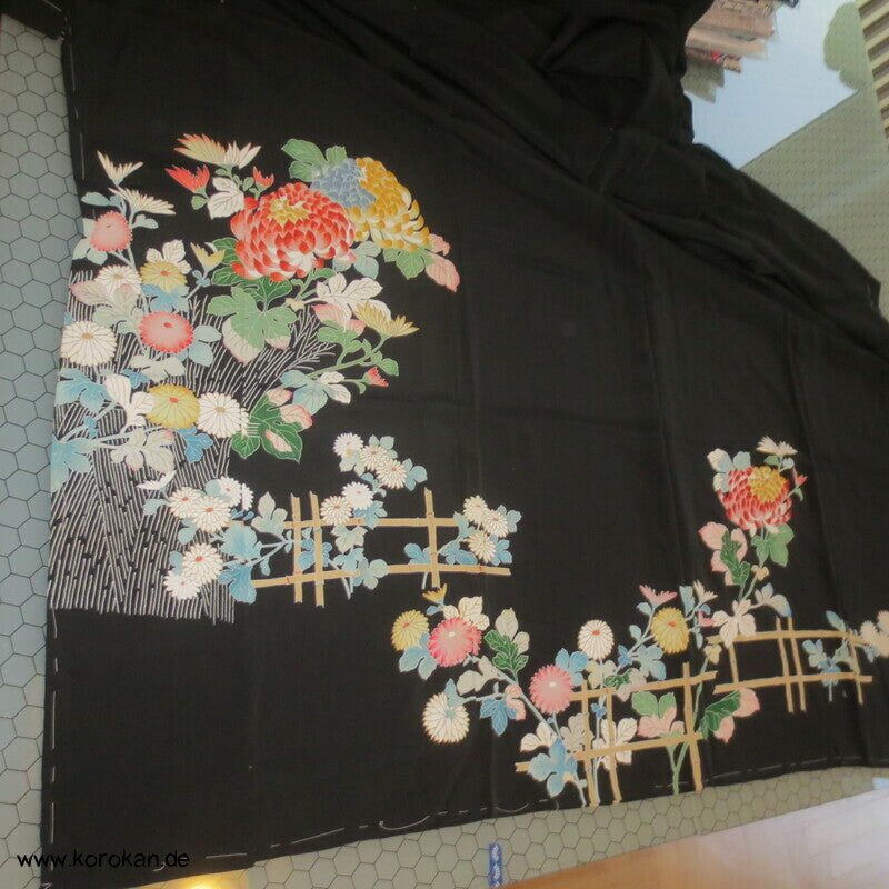 Tomesode, bestickte Chrysanthemenblüten Seiden Karieba