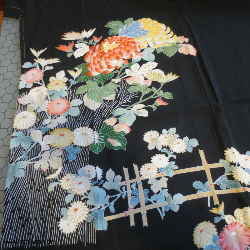 Tomesode, bestickte Chrysanthemenblüten Seiden Karieba