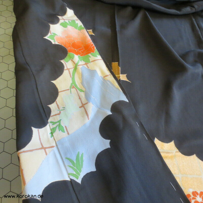 Tomesode Kimono, gestickte Papageien und Blüten Seidencrepe Karieba