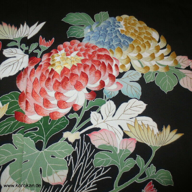 Tomesode, bestickte Chrysanthemenblüten Seiden Karieba