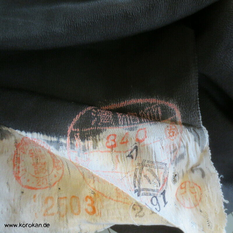 Tomesode Kimono, gestickte Papageien und Blüten Seidencrepe Karieba