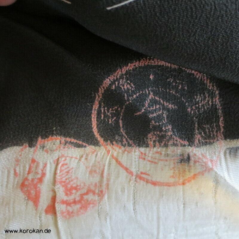 Tomesode Kimono, gestickte Papageien und Blüten Seidencrepe Karieba