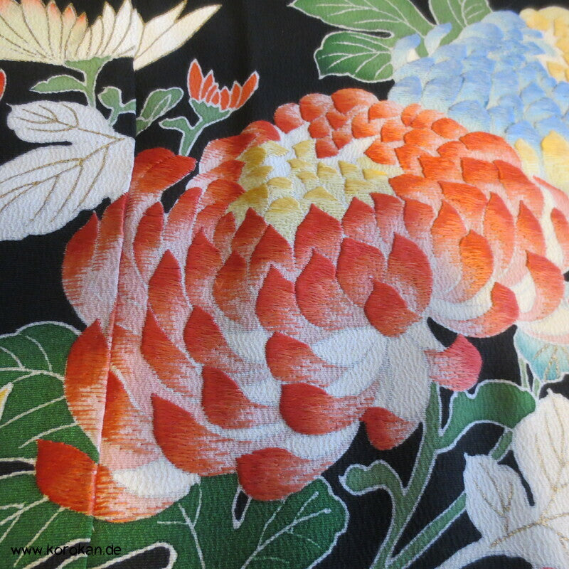 Tomesode, bestickte Chrysanthemenblüten Seiden Karieba