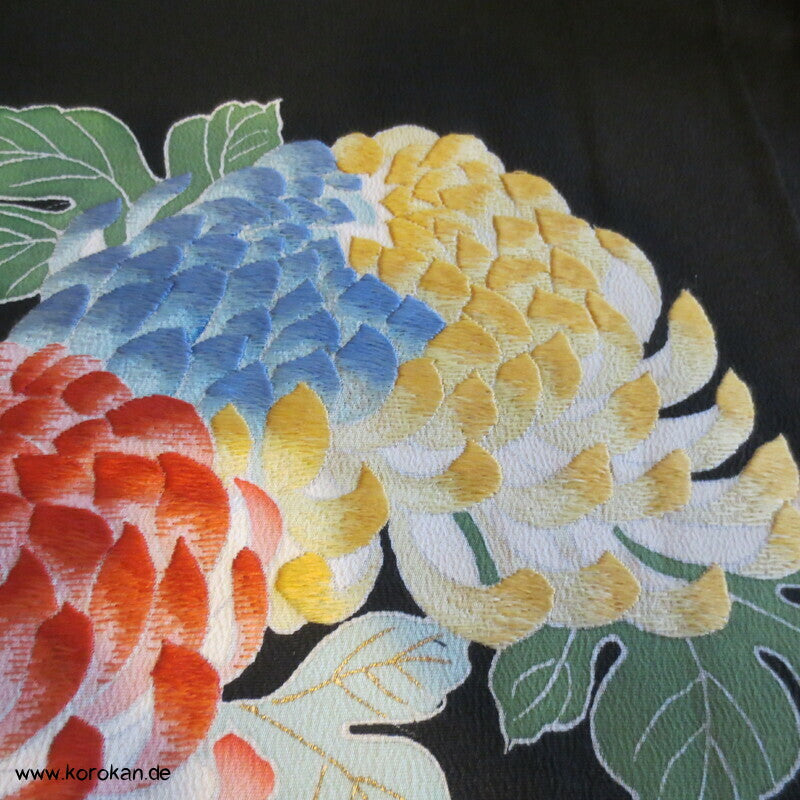 Tomesode, bestickte Chrysanthemenblüten Seiden Karieba