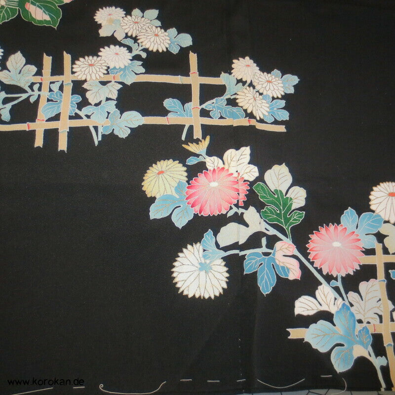 Tomesode, bestickte Chrysanthemenblüten Seiden Karieba