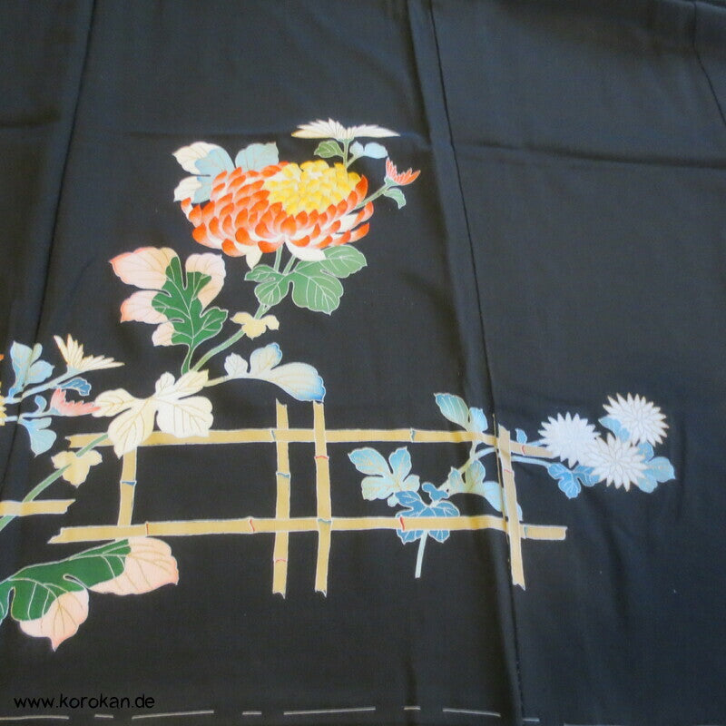 Tomesode, bestickte Chrysanthemenblüten Seiden Karieba