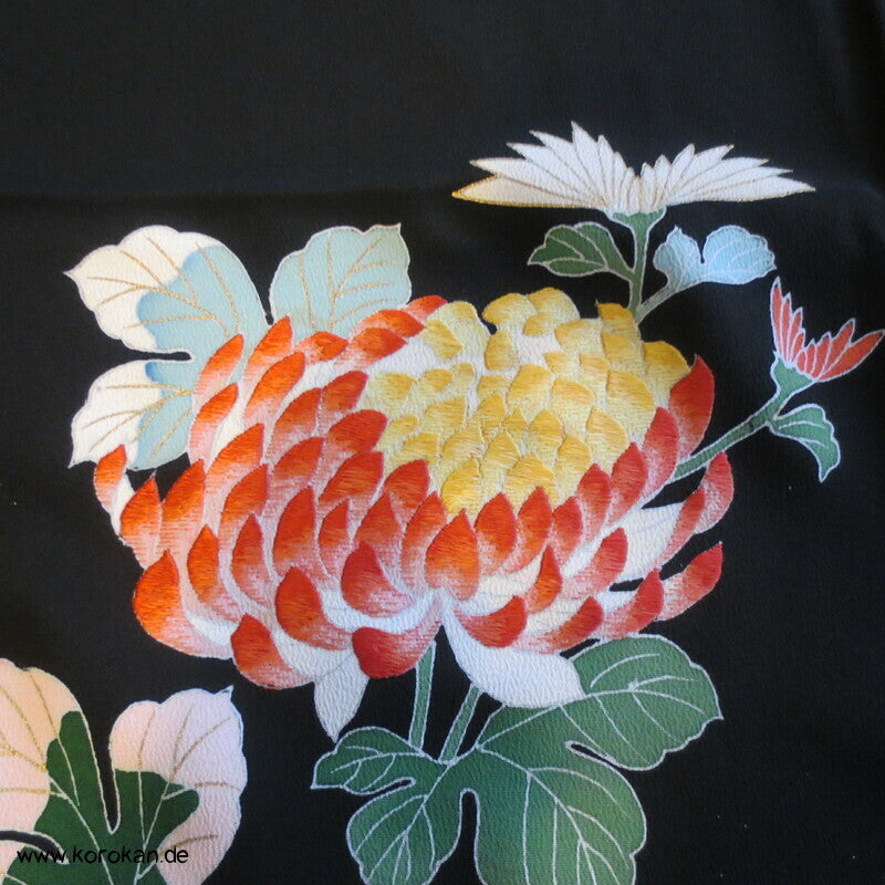 Tomesode, bestickte Chrysanthemenblüten Seiden Karieba