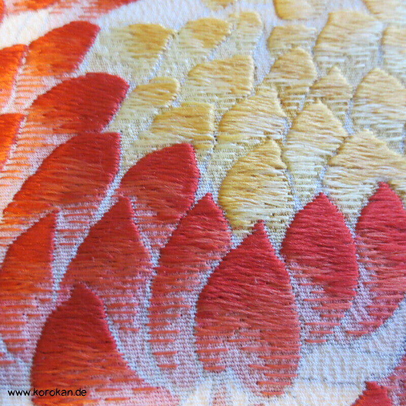 Tomesode, bestickte Chrysanthemenblüten Seiden Karieba