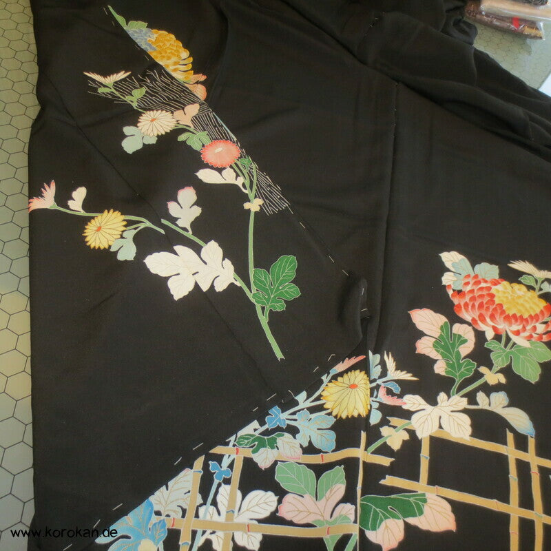 Tomesode, bestickte Chrysanthemenblüten Seiden Karieba