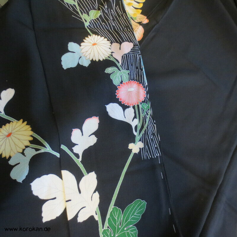 Tomesode, bestickte Chrysanthemenblüten Seiden Karieba