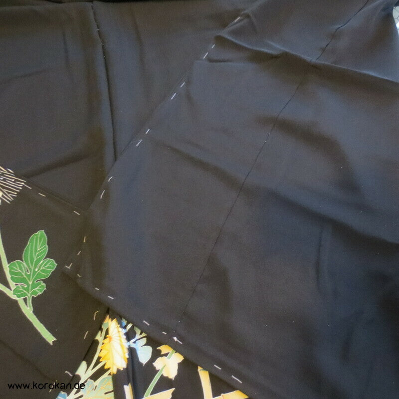 Tomesode, bestickte Chrysanthemenblüten Seiden Karieba