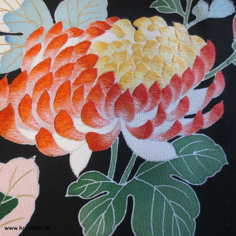 Tomesode, bestickte Chrysanthemenblüten Seiden Karieba