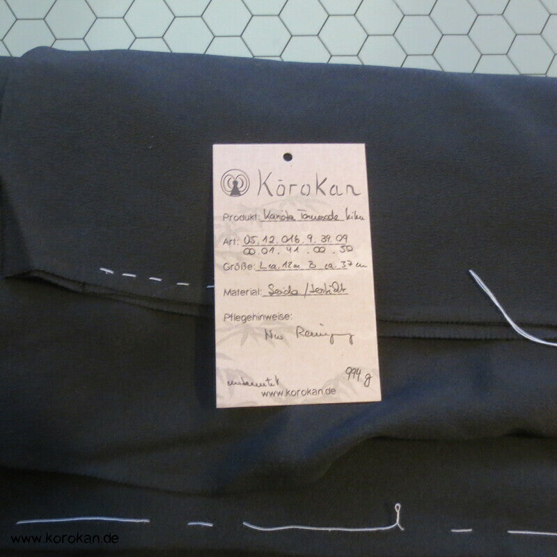 Tomesode, bestickte Chrysanthemenblüten Seiden Karieba