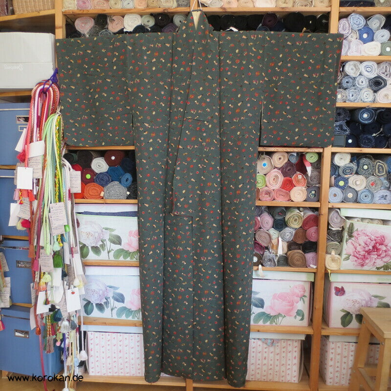 Kinderspielzeug auf graugrün Komon Kimono