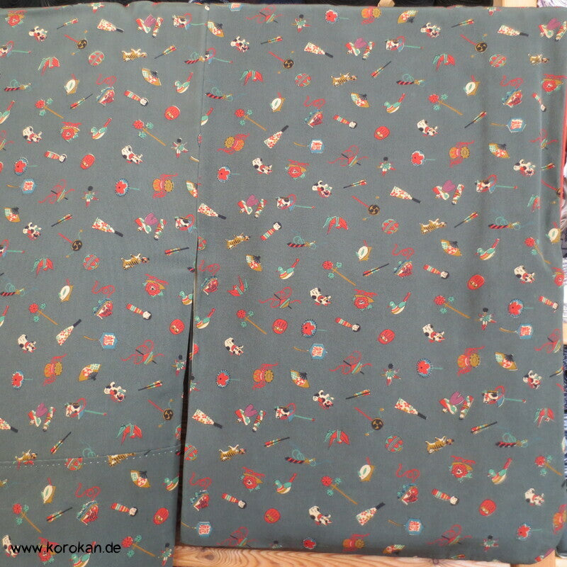 Kinderspielzeug auf graugrün Komon Kimono