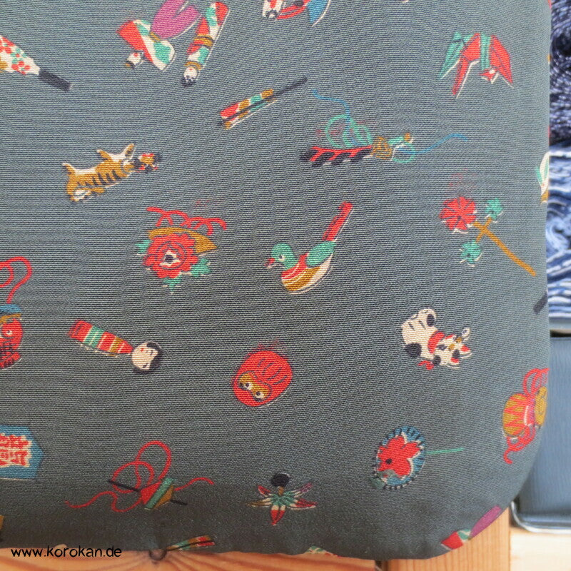 Kinderspielzeug auf graugrün Komon Kimono