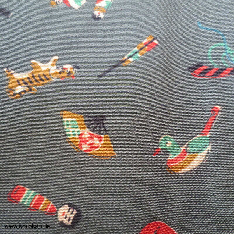 Kinderspielzeug auf graugrün Komon Kimono