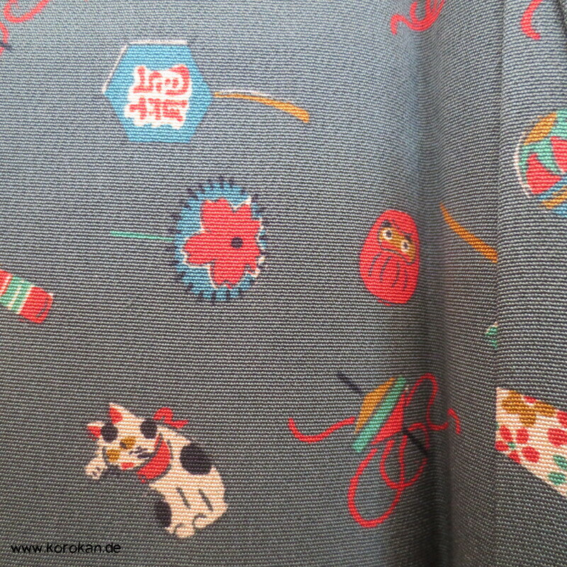 Kinderspielzeug auf graugrün Komon Kimono