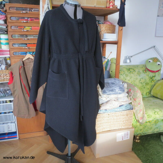 schwarze Baumwoll Waffelpikee lange Zipfel Jacke - diagonal sehr stretchig