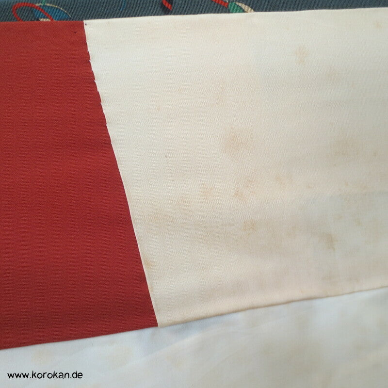 Kinderspielzeug auf graugrün Komon Kimono