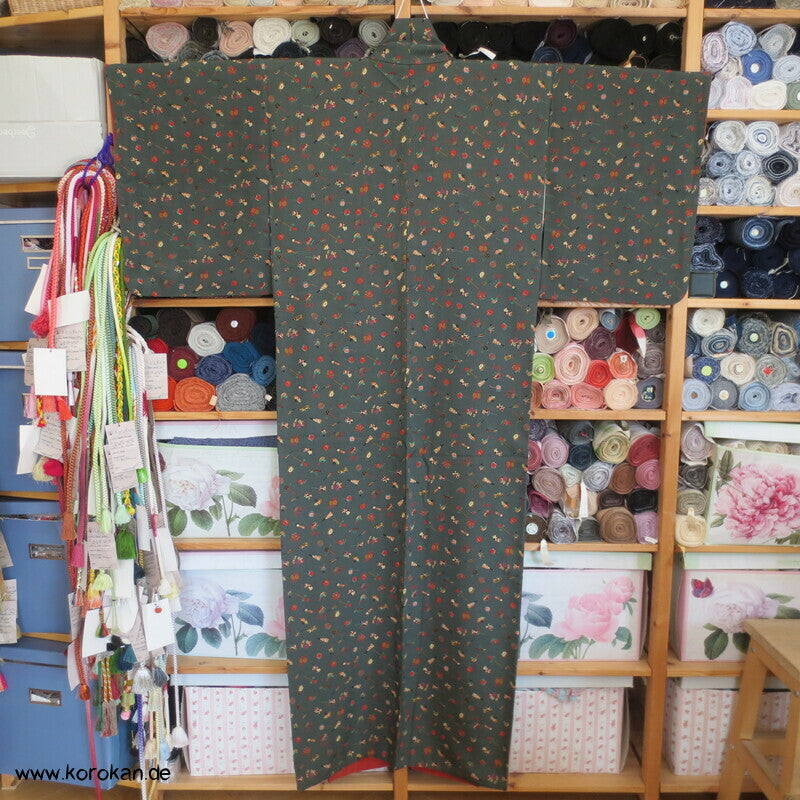 Kinderspielzeug auf graugrün Komon Kimono