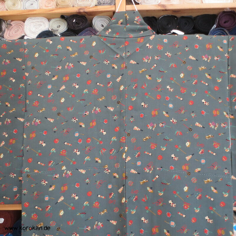 Kinderspielzeug auf graugrün Komon Kimono