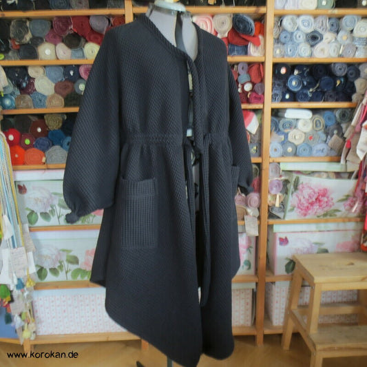 schwarze Baumwoll Waffelpikee lange Zipfel Jacke - diagonal sehr stretchig