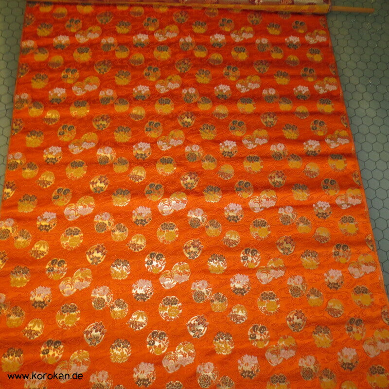 Blumenkringel auf orange breiter Seidenbrokat