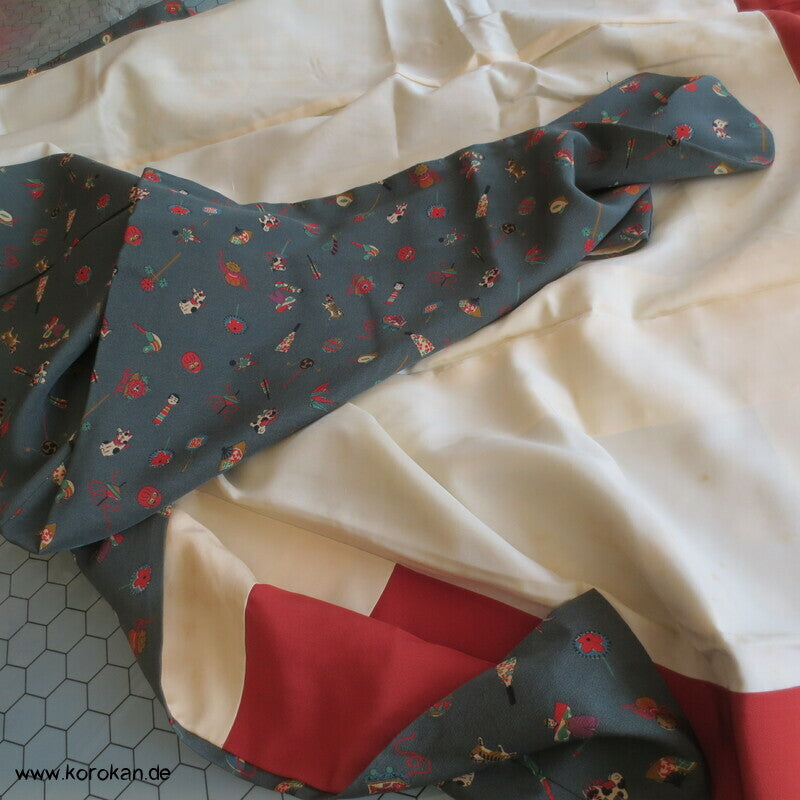 Kinderspielzeug auf graugrün Komon Kimono