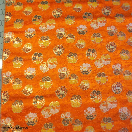 Blumenkringel auf orange breiter Seidenbrokat