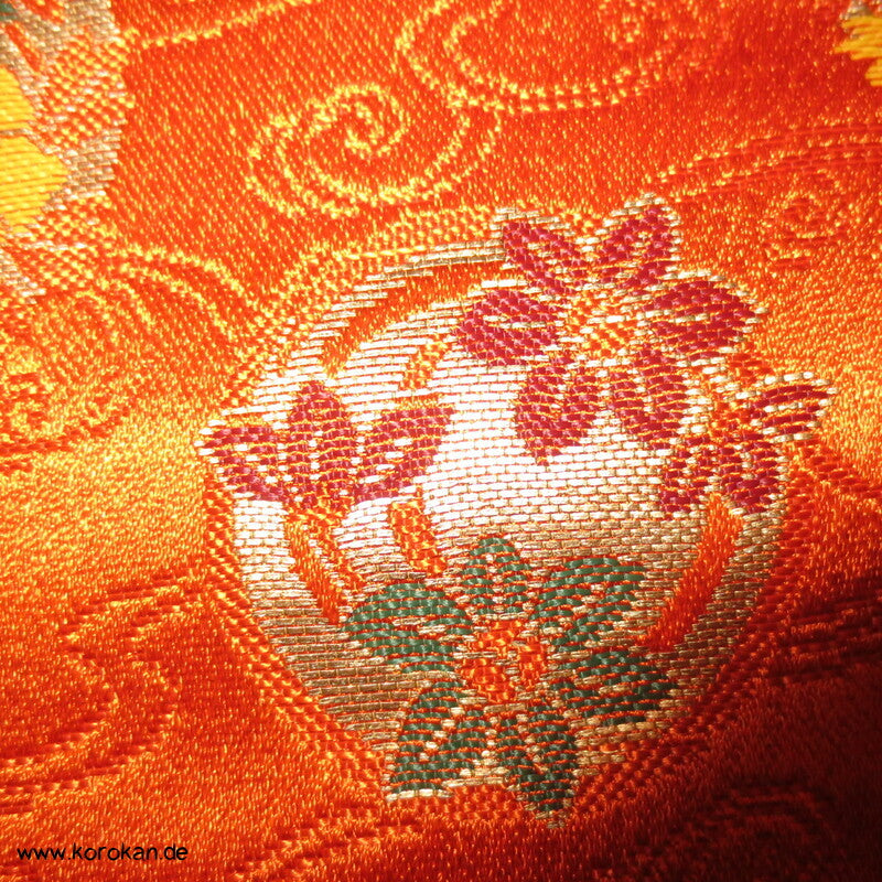 Blumenkringel auf orange breiter Seidenbrokat