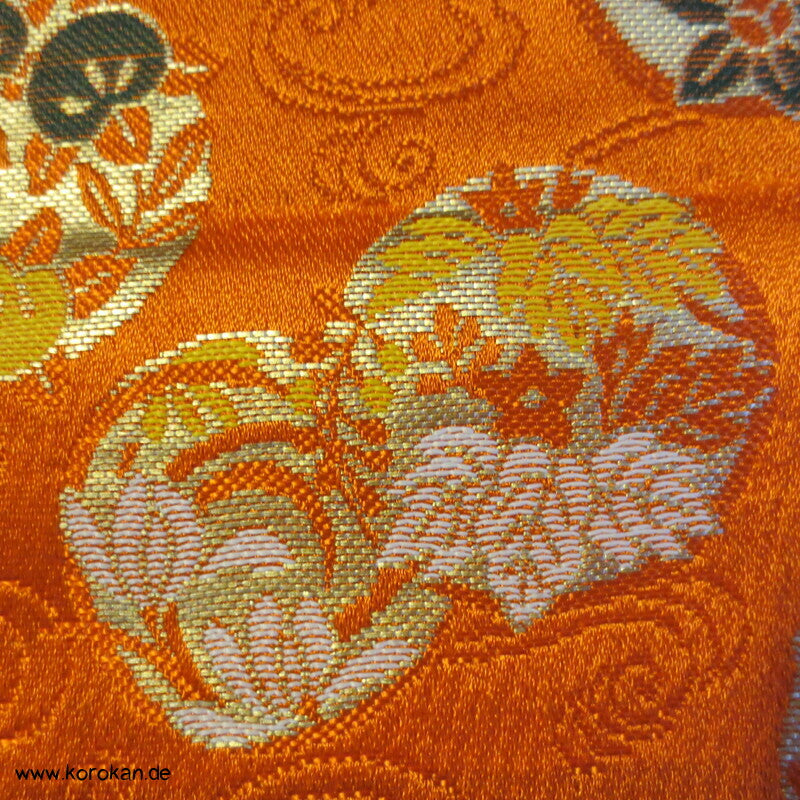 Blumenkringel auf orange breiter Seidenbrokat