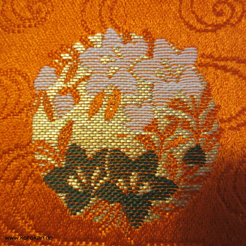 Blumenkringel auf orange breiter Seidenbrokat