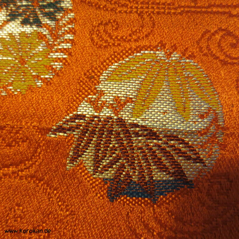 Blumenkringel auf orange breiter Seidenbrokat