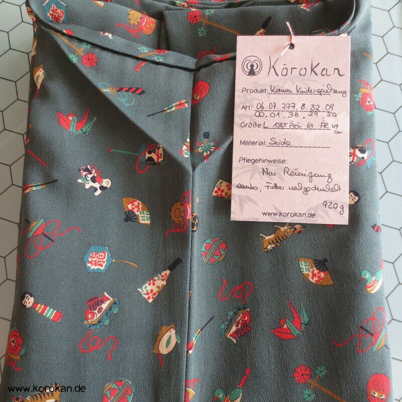 Kinderspielzeug auf graugrün Komon Kimono