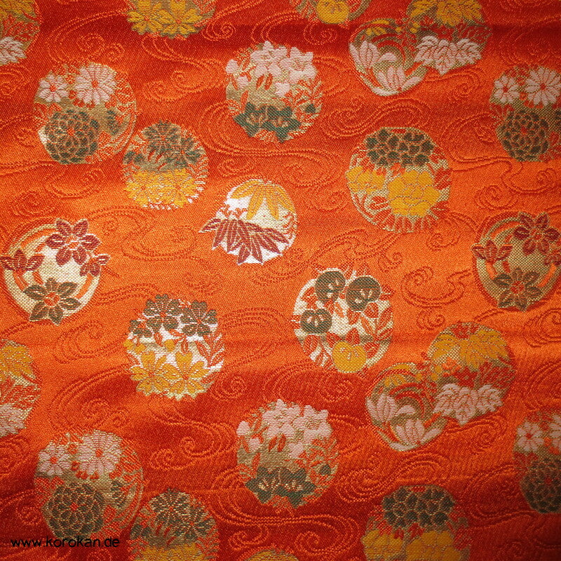 Blumenkringel auf orange breiter Seidenbrokat