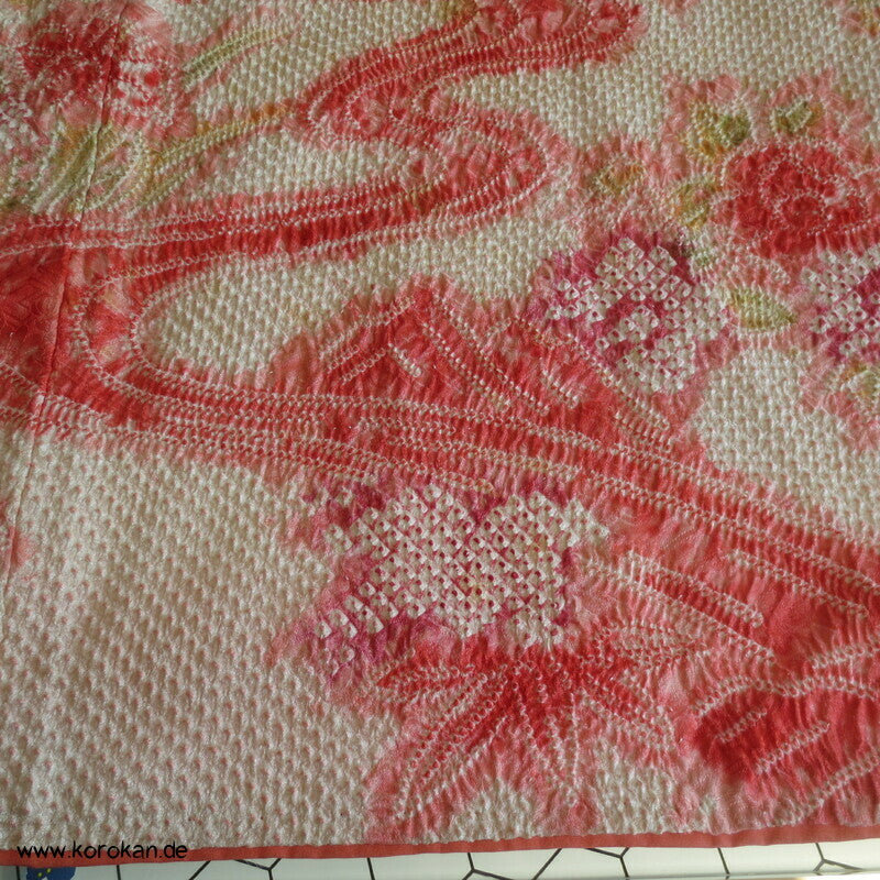 Full Shibori Blüten auf rosa Seidendamast Furisode Kimono