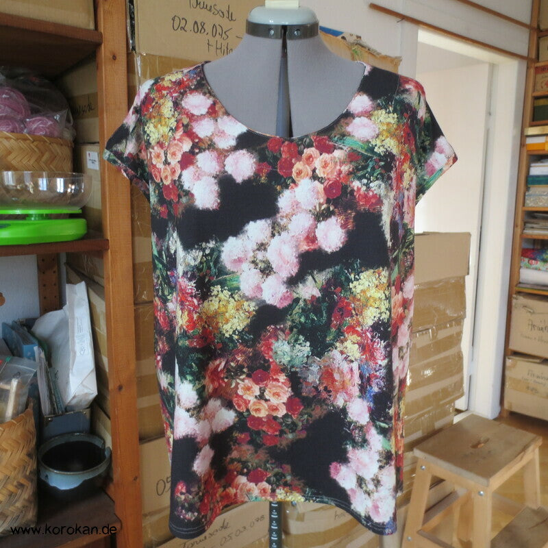 Blüten auf schwarz Sommershirt A Linie