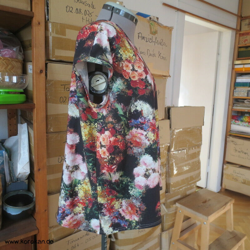 Blüten auf schwarz Sommershirt A Linie